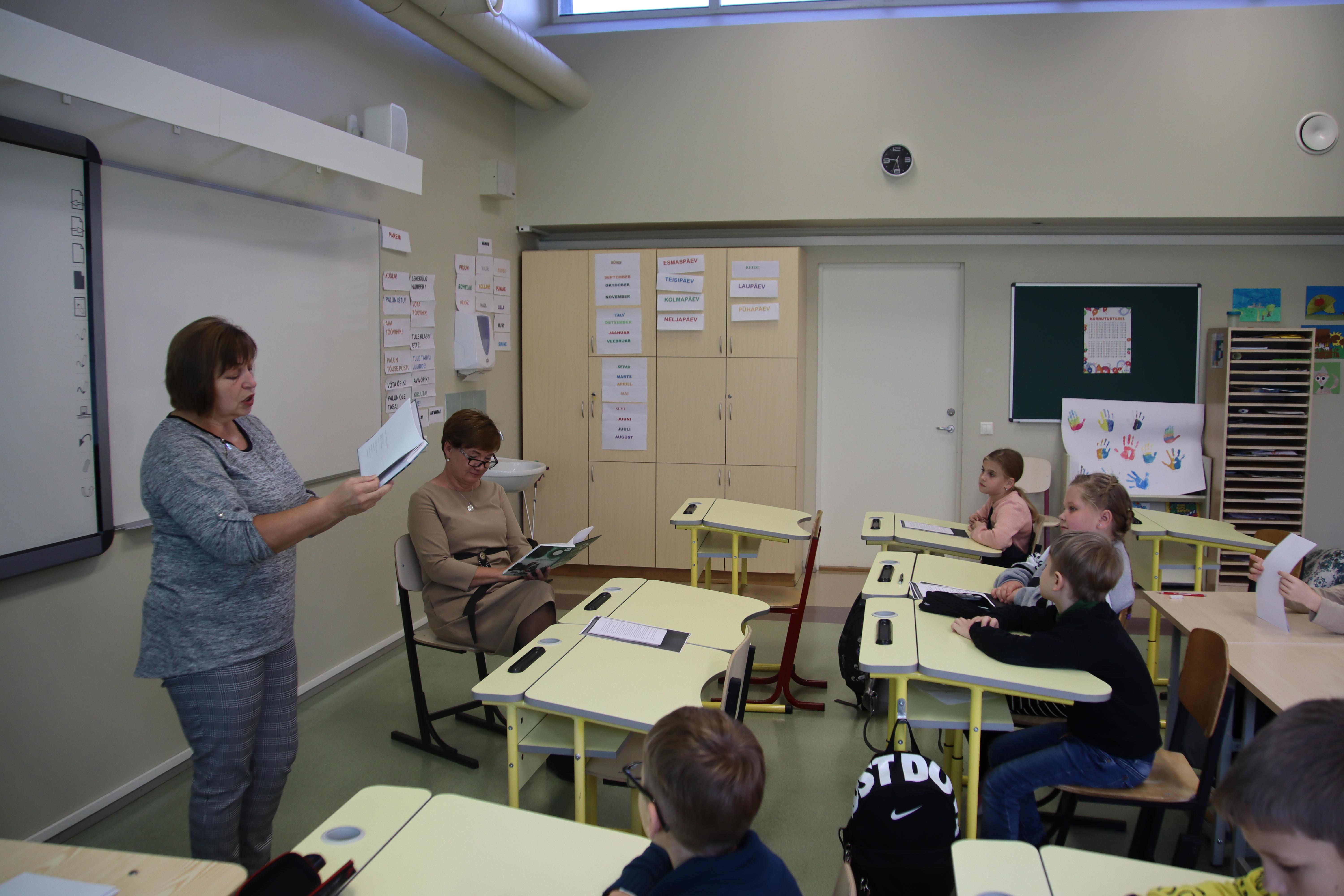 3. B klassis Ukraina õpilased kuulavad 